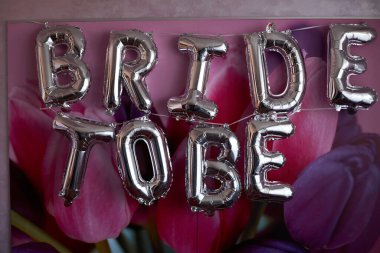 Gelinin sabahı. Toplar helyum ile şişirilmiş. Gelin olacak.