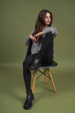 Koleksiyon giysileri ve ayakkabıları olan şık bir kadın. Kadın moda tasarımcısı 2022 bahar sezonu. Günlük yaşam tarzı güzellik konsepti.