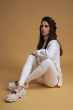 Koleksiyon giysileri ve ayakkabıları olan şık bir kadın. Kadın moda tasarımcısı 2022 bahar sezonu. Günlük yaşam tarzı güzellik konsepti.