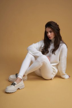 Koleksiyon giysileri ve ayakkabıları olan şık bir kadın. Kadın moda tasarımcısı 2022 bahar sezonu. Günlük yaşam tarzı güzellik konsepti.