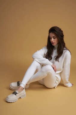 Koleksiyon giysileri ve ayakkabıları olan şık bir kadın. Kadın moda tasarımcısı 2022 bahar sezonu. Günlük yaşam tarzı güzellik konsepti.