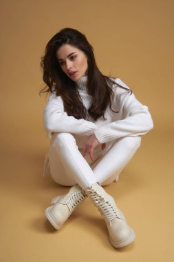 Koleksiyon giysileri ve ayakkabıları olan şık bir kadın. Kadın moda tasarımcısı 2022 bahar sezonu. Günlük yaşam tarzı güzellik konsepti.