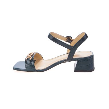 Zarif şık moda tasarımcı modaya uygun yaz 2022 eko deri kadın sandaletleri izole edilmiş.