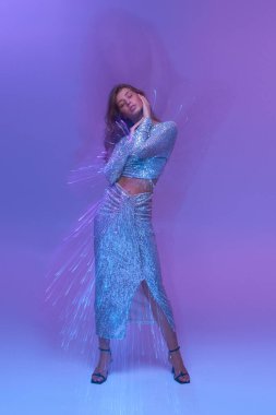 Bulanık neon parlak ışık. Cazibeli moda kızı güzel genç yüz güzel kadın model pullar ışıltılı elbiseler