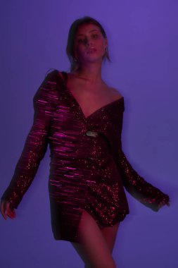 Bulanık neon parlak ışık. Cazibeli moda kızı güzel genç yüz güzel kadın model pullar ışıltılı elbiseler