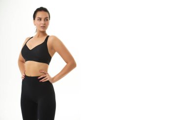 Spor giyim bölümünde ince, bronzlaşmış genç bir kadın vücudu. Mükemmel vücut, yağ yok, motivasyon yok, sağlıklı yaşam tarzı, fitness rutini. İzole edilmiş beyaz arkaplan.