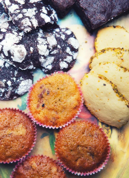 Galletas y bombones de chocolate — Foto de Stock