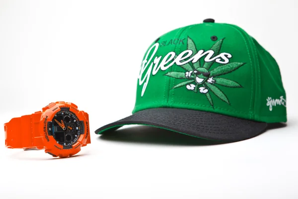 Grüne Kappe mit roten Uhren — Stockfoto