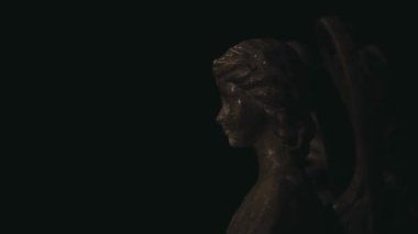 Melek heykeli koyu arkaplan görüntüleri