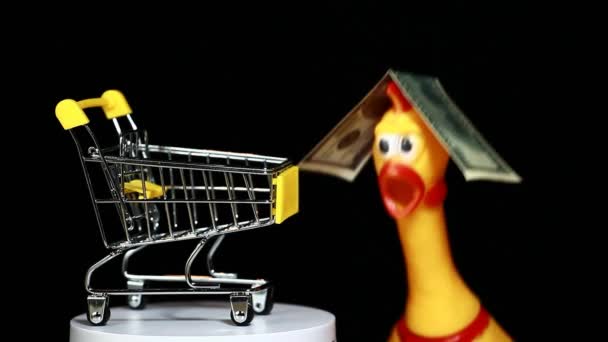 手推车玩具鸡钱的镜头深色背景 — 图库视频影像