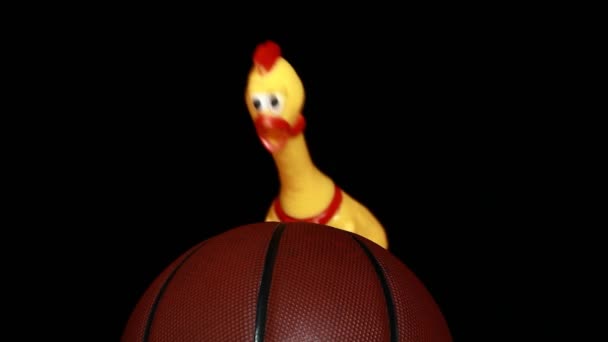 Кадры Баскетбольной Резины Курица Темный Фон — стоковое видео