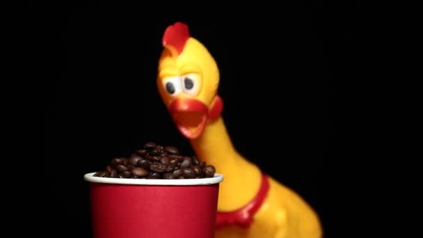 Beeldmateriaal Van Koffiekopje Rubber Kip Donkere Achtergrond — Stockvideo