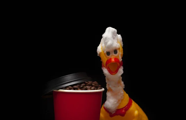 Изображение Резиновой Чашки Кофе Курица Темный Фон — стоковое фото