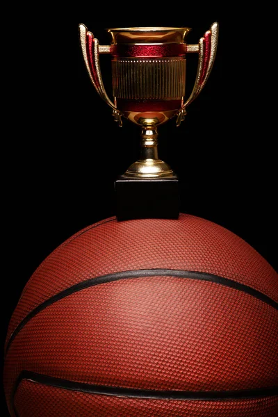 Afbeelding Van Basketbal Gouden Beker Donkere Achtergrond Rechtenvrije Stockafbeeldingen