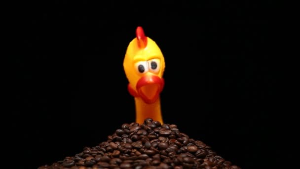 Filmmaterial Von Kaffee Gummihuhn Dunklen Hintergrund — Stockvideo