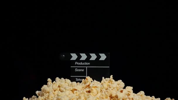Filmmaterial Von Popcorn Klöppel Board Gummihuhn Dunklen Hintergrund — Stockvideo