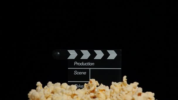 Πλάνα Από Pop Corn Clapper Board Καουτσούκ Κοτόπουλο Σκούρο Φόντο — Αρχείο Βίντεο