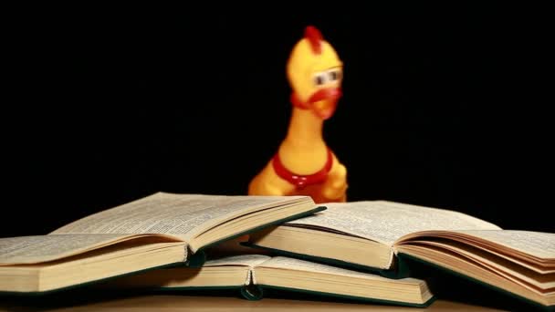 Кадри Гумової Курячої Книги Темний Фон — стокове відео