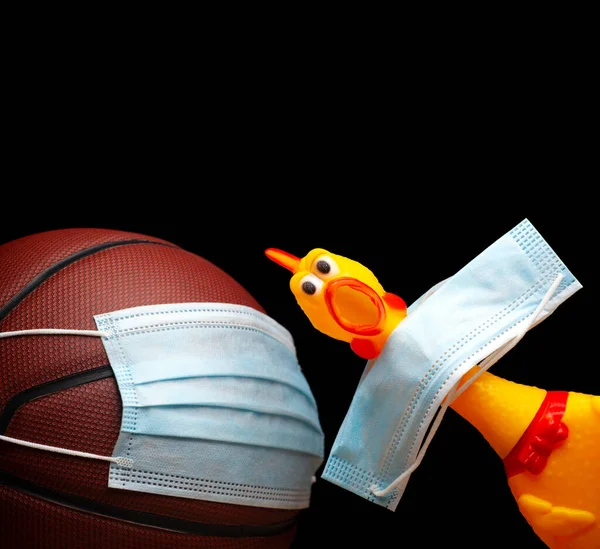 Afbeelding Van Basketbal Masker Rubber Kip Donkere Achtergrond — Stockfoto