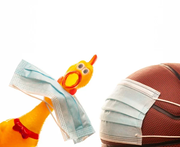 Immagine Basket Maschera Gomma Pollo Sfondo Bianco — Foto Stock