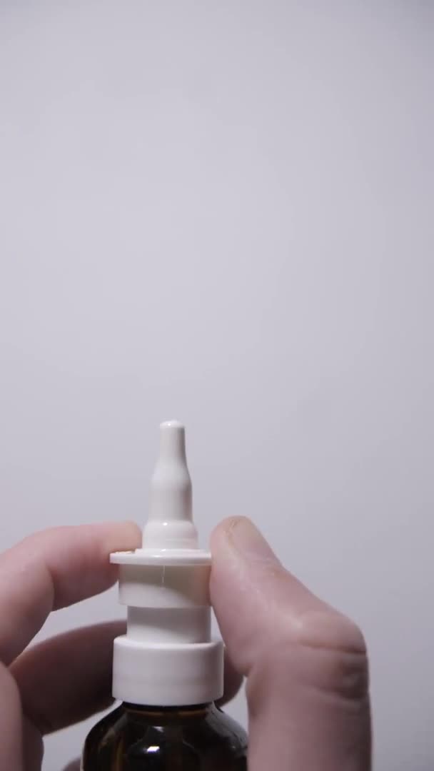 Cuplikan Dari Latar Belakang Putih Semprotan Hidung — Stok Video