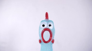 Plastik tavuk beyaz arka plan görüntüleri 