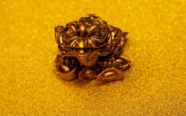 Bild Der Bronzekröte Gold Hintergrund — Stockfoto