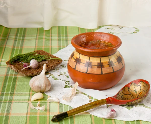 Sopa de legumes em uma panela de cerâmica (borscht ) — Fotografia de Stock