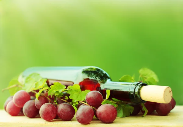 Красное вино на зеленом фоне — стоковое фото
