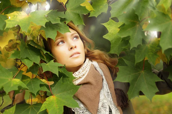 Φθινόπωρο γυναίκα στα φύλλα — Φωτογραφία Αρχείου