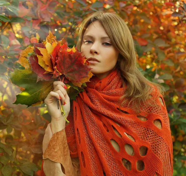 Fashion portrait of amazing woman with autumn scenery — Stock Photo, Image