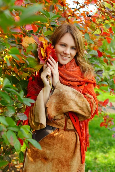 Lächelnde Frau - glücklicher Herbst — Stockfoto