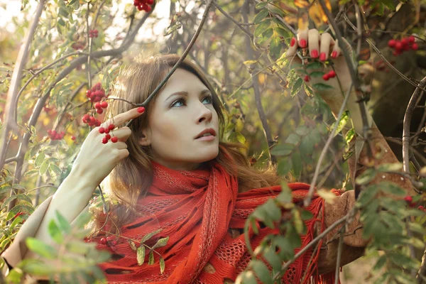 Mode Frau auf Herbst Hintergrund — Stockfoto
