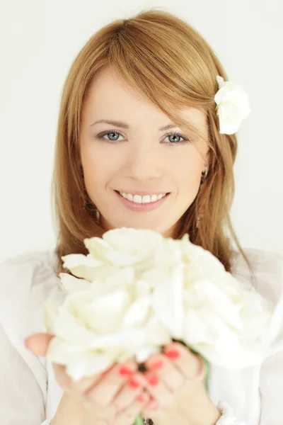 Mulher bonito com flores presente — Fotografia de Stock