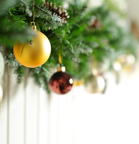 Weihnachten Hintergrund mit Gold Weihnachtsdekoration auf weiß — Stockfoto