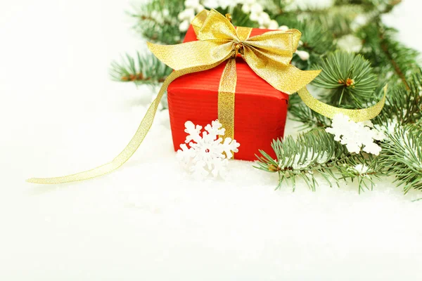 Vánoční hranice - vánoční strom, dar a sněhová vločka — Stock fotografie