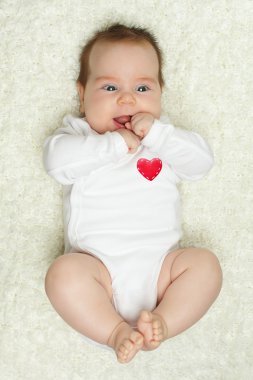 Kırmızı kalpli bebek