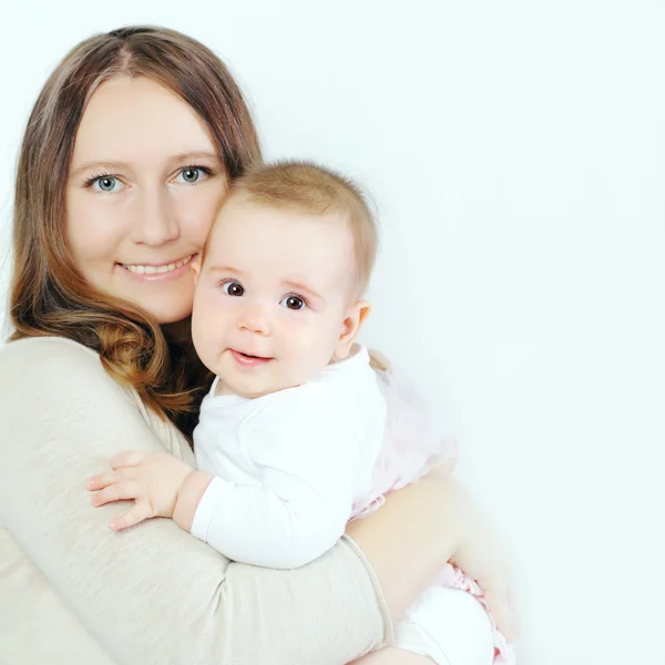 Bebé y madre abrazándose — Foto de Stock