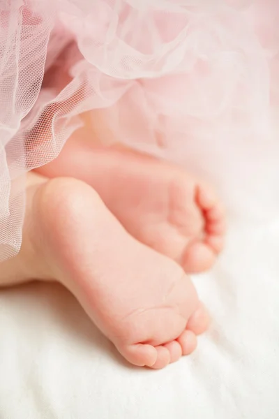 Bambino ragazza piedi — Foto Stock