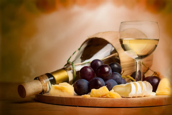 Wine, cheese and grapes — Stock Photo, Image