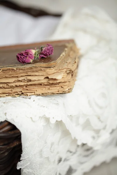 Fleurs roses, vieux livre et dentelle blanche — Photo