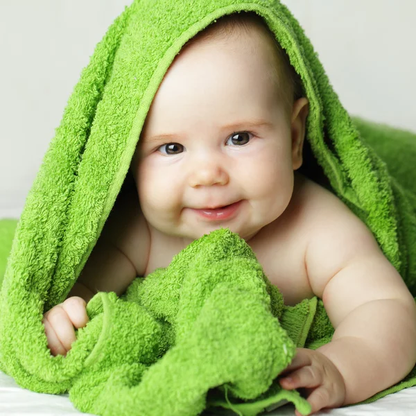 Bebé con toalla verde — Foto de Stock