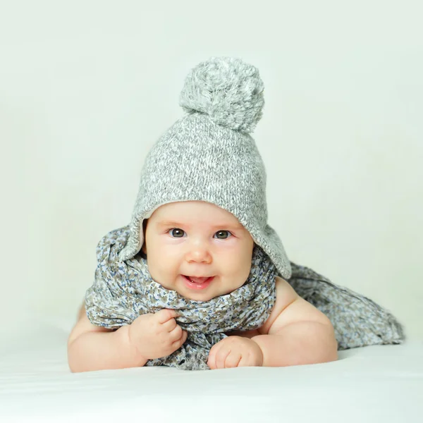 Младенец в шляпе и шарфе — стоковое фото
