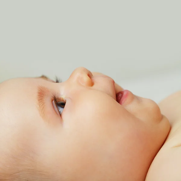 好奇心が強い赤ちゃん顔 — ストック写真
