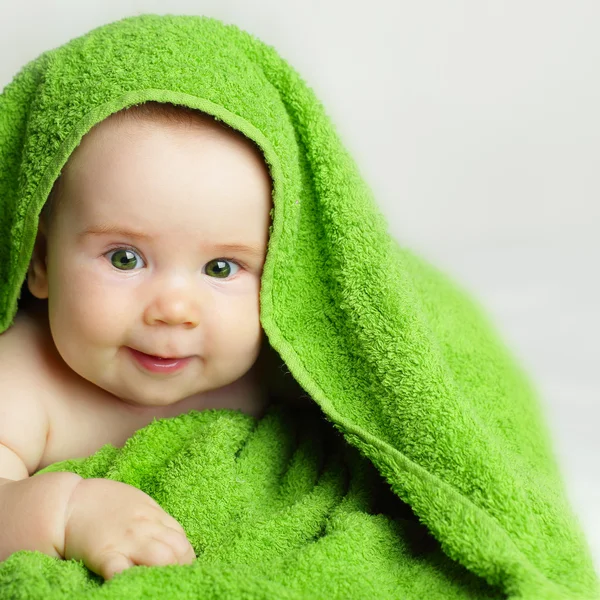 Sonriente bebé después del baño — Foto de Stock