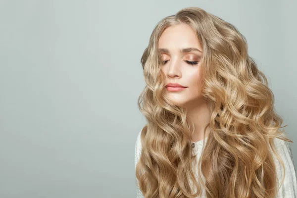 Atraktivní Žena Dlouhou Blondýnou Zdravé Kudrnaté Vlasy Bílém Pozadí — Stock fotografie