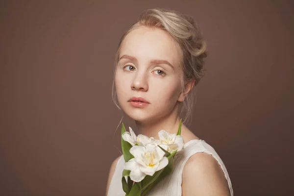 Perfekt Bedårande Ung Kvinna Med Blommor Brun Banner Bakgrund — Stockfoto