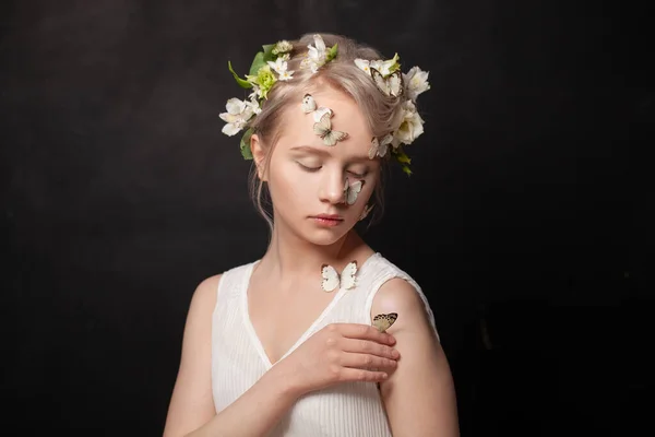 Porträtt Trevlig Ung Kvinna Blond Svart Bakgrund — Stockfoto