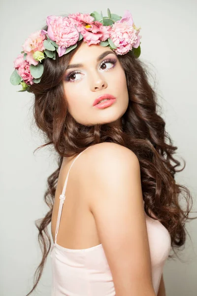 Mulher Modelo Bonita Flores Coroa Mulher Primavera Maquiagem Retrato — Fotografia de Stock