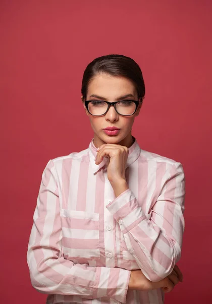 Intelligente Donna Sicura Occhiali Sfondo Rosso — Foto Stock
